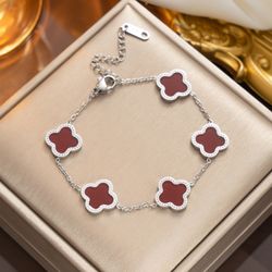Four leaf clover bracelet silver color (red） 