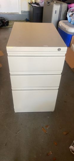 Filing cabinet w keys lockable