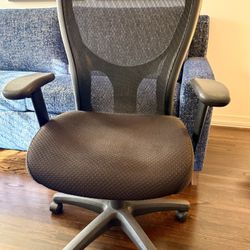 Ergonomic Tempurpedic Staples Office Chair (Barely Used)