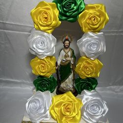 san judas con arco de flores eternas y luces y tambien ago arreglos de flores eternas