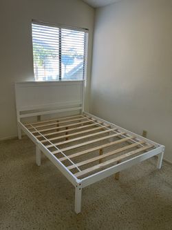 Full size White Wood Platform Bed Frame (Brookside Leah Classic)