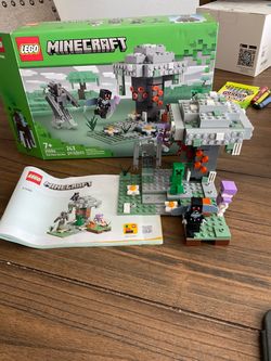 LEGO Minecraft The Pale Garden Set 21586