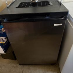 Insignia Single Tap Kegerator - 5.6 Cu. NS-BK1TSS6