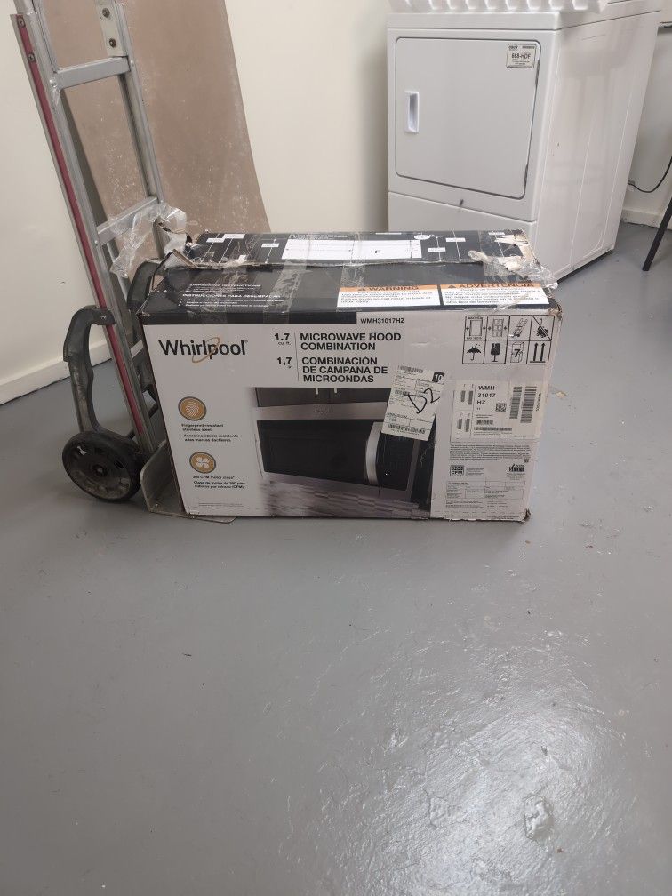 Very Nice 1-Month-Old Whirlpool Microwave And Hood Combination