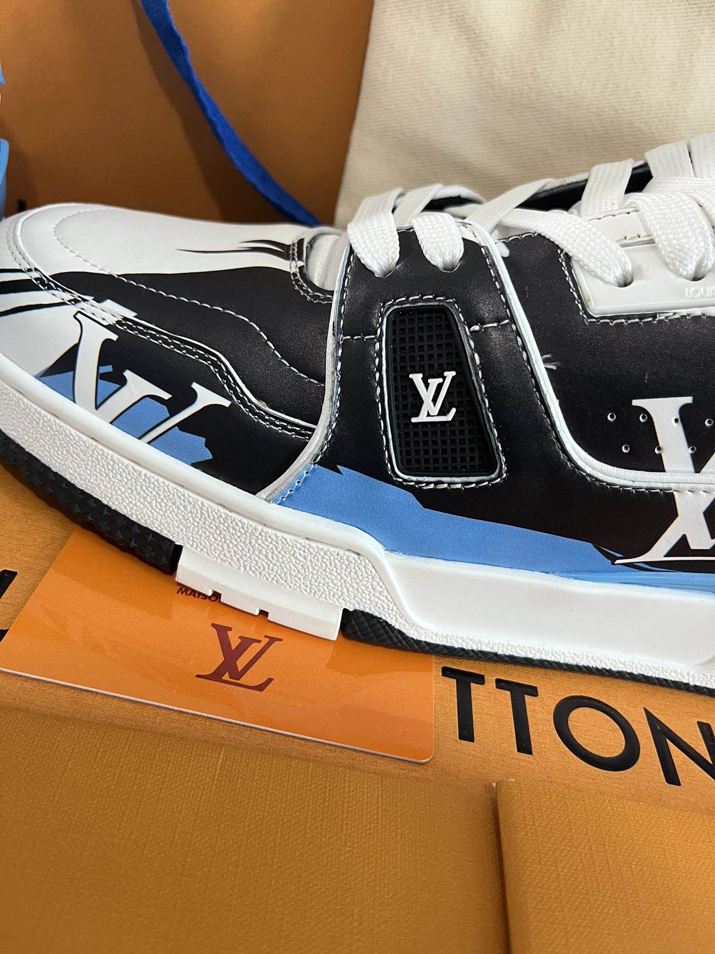 Brand New Louis Vuitton Trainer #54 Graphic Print Blue/White Sneakers (Euro  44/Men's 10-11) for Sale in Valley Stream, NY - OfferUp