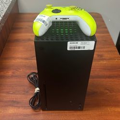 Xbox Series X  W/ Controller