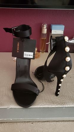 Black heels with Pearl's in the back