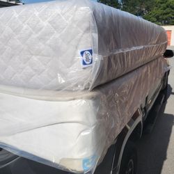 Queen Size New Box Spring Can Deliver 