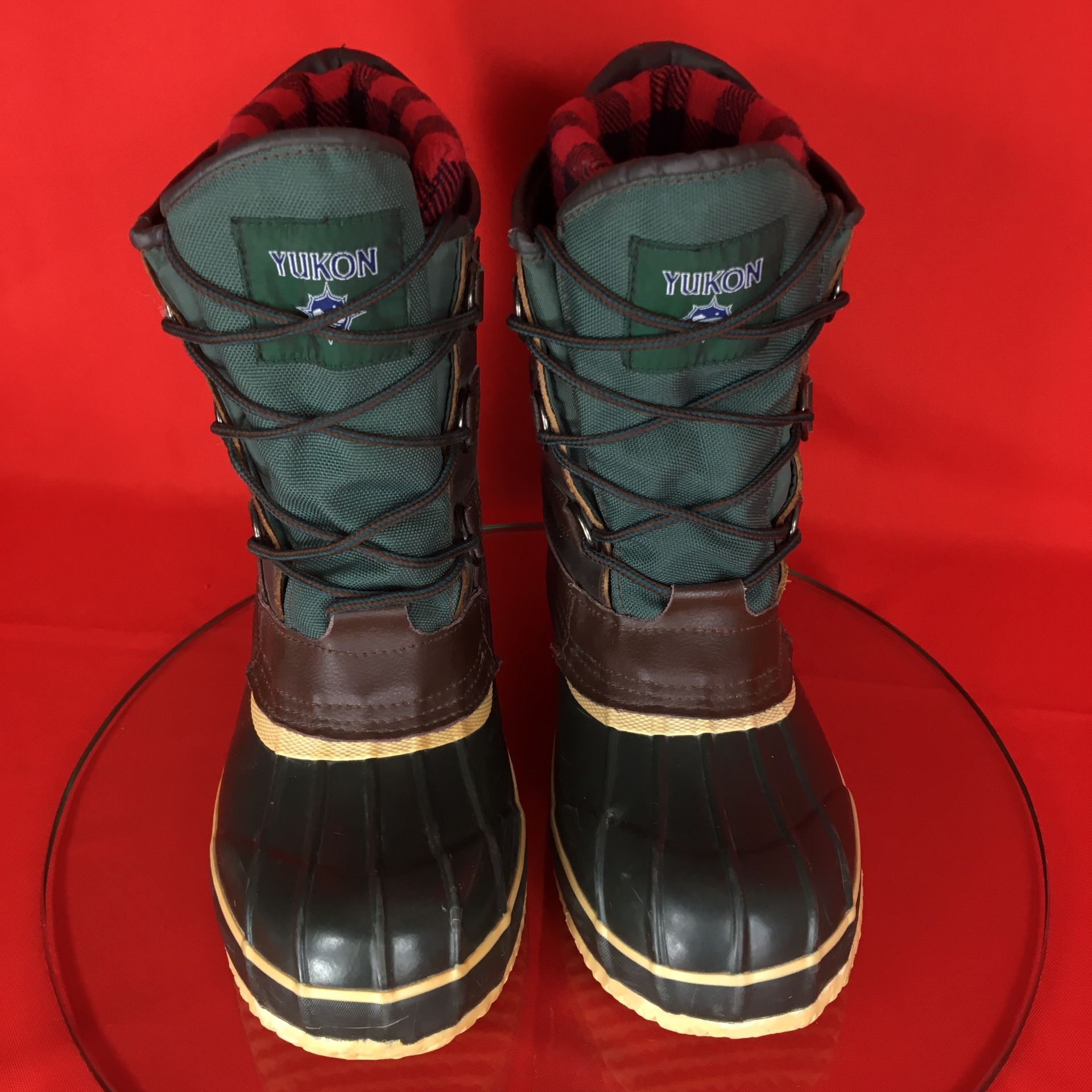 WOMENS YUKON MOUNTAINEER THERMOLITE SNOW BOOTS HEAVY DUTY GENUINE LEATHER WOMENS SIZE 10 M EXCELLENT CONDITION WITH MINOR OUTER IMPERFECTIONS