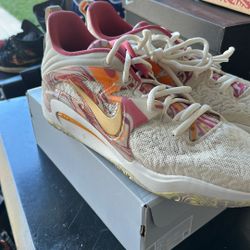 Nike Basketball Museum, KD XD size 18