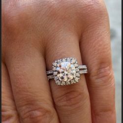 Round center with cushion halo, split shank diamond ring