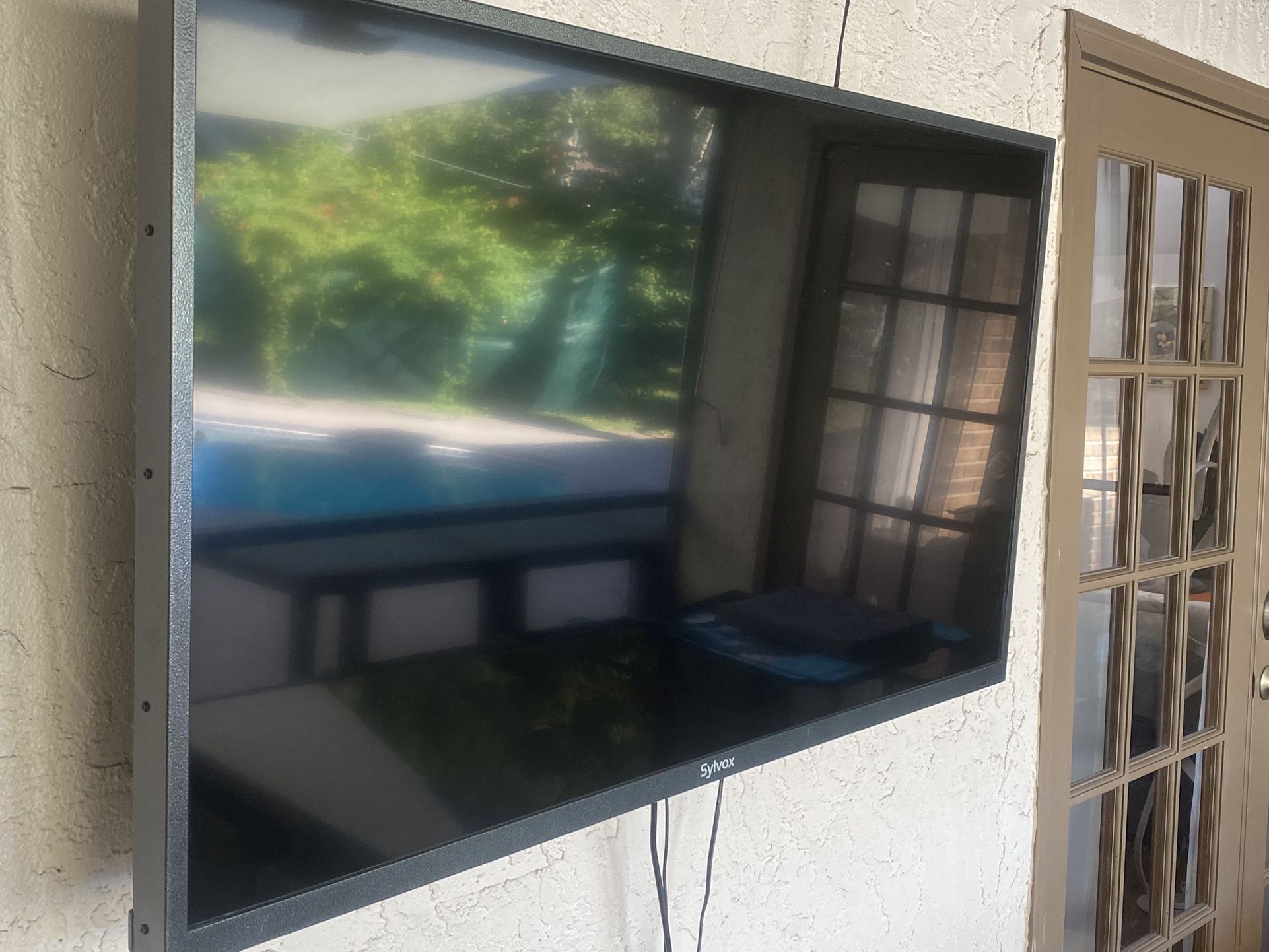 Sylvox 32-inch waterproof outdoor TV