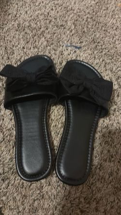 These are a size 9 black with bow they are brand new not worn