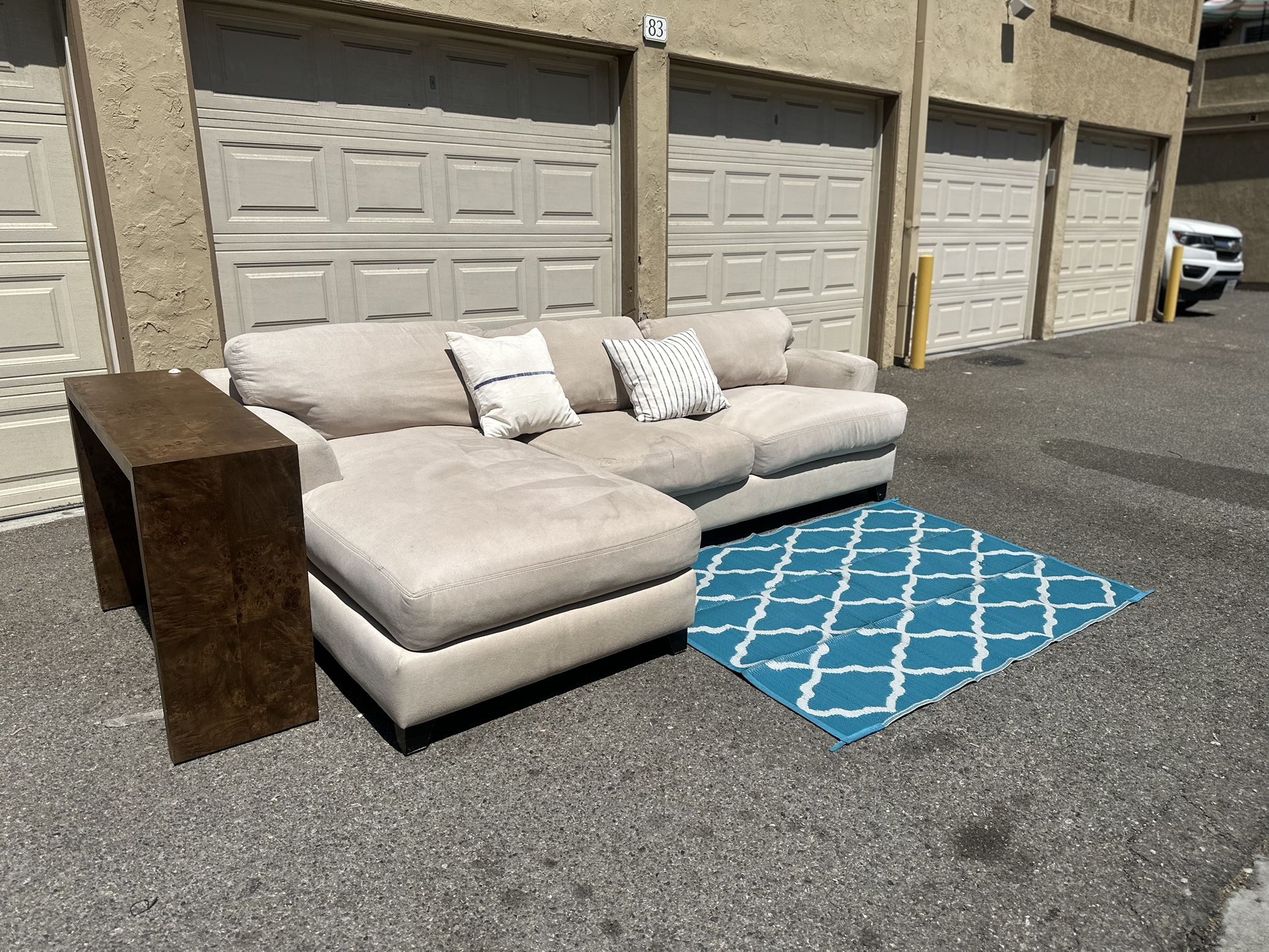 BEIGE SECTIONAL COUCH W/ FREE DELIVERY