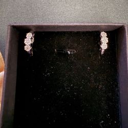 10k White Gold With Diamond  Earrings 