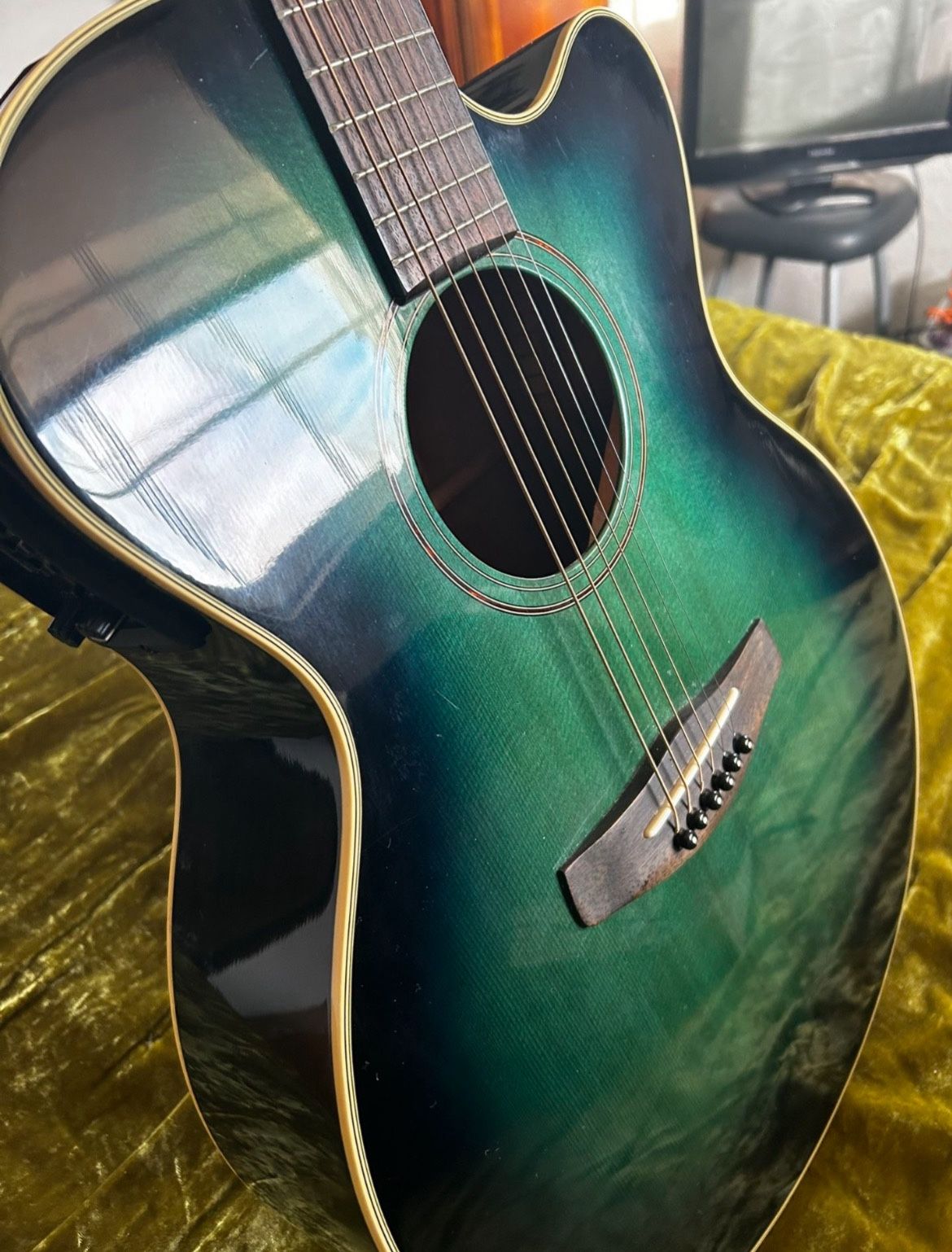 YAMAHA ACOUSTIC/ELECTRIC $300