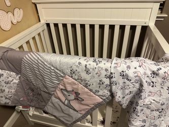 Mini white crib with mattress, quilt and fitted sheet