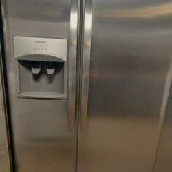 New Frigidaire 26 Cu Ft Side by Side Fridge