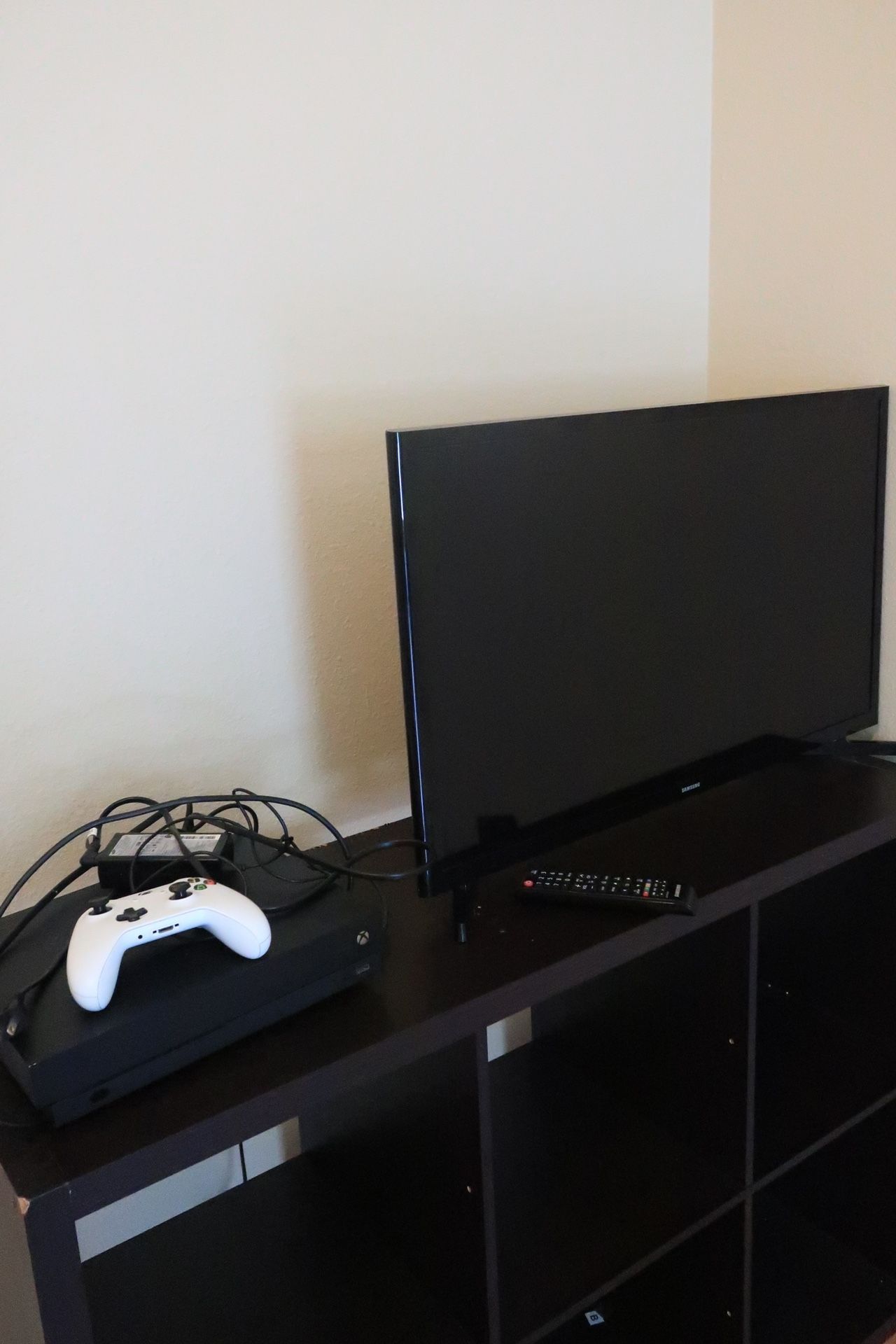 Xbox One S + 32” Samsung Smart TV Combo