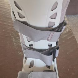 Medium Adult Aircast Walking Boot