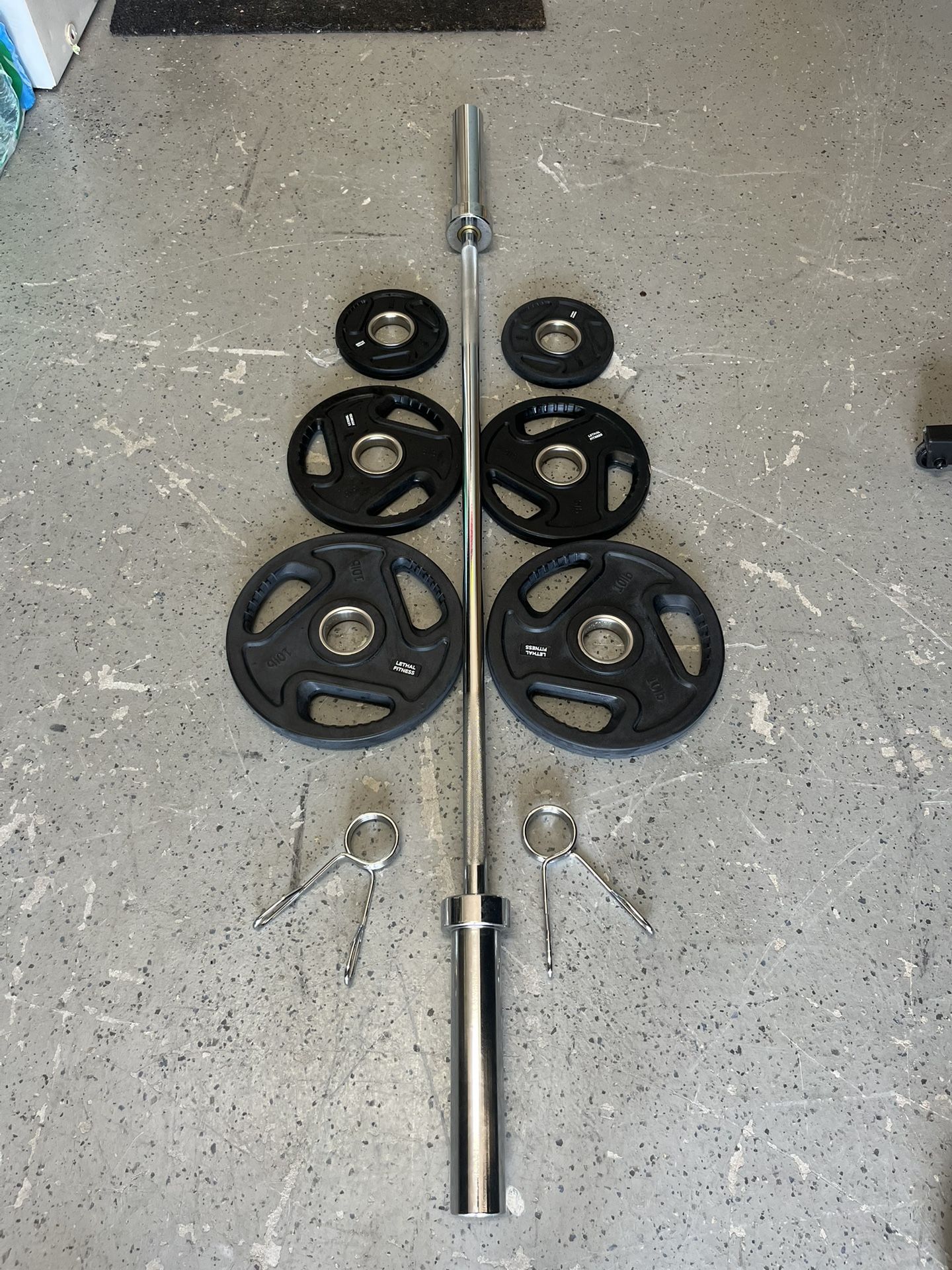 Set 35 Lbs Plates Straight Bar 5’ Metal Clips All Brand New 140$