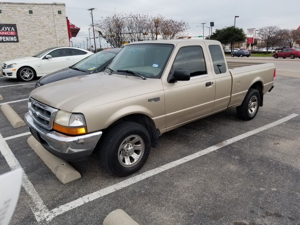 FORD RANGER 2000,4 PUERTAS, AUTOMÁTICA,MOTOR V6,4.0,EN EXCELENTES CONDICIONES,TODO LE FUNCIONA, TITULO LIMPIO EN MANO..177.000MILLAS..