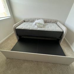 Daybed Trundle Tufted Twin was sleeping beauty mattress brand new