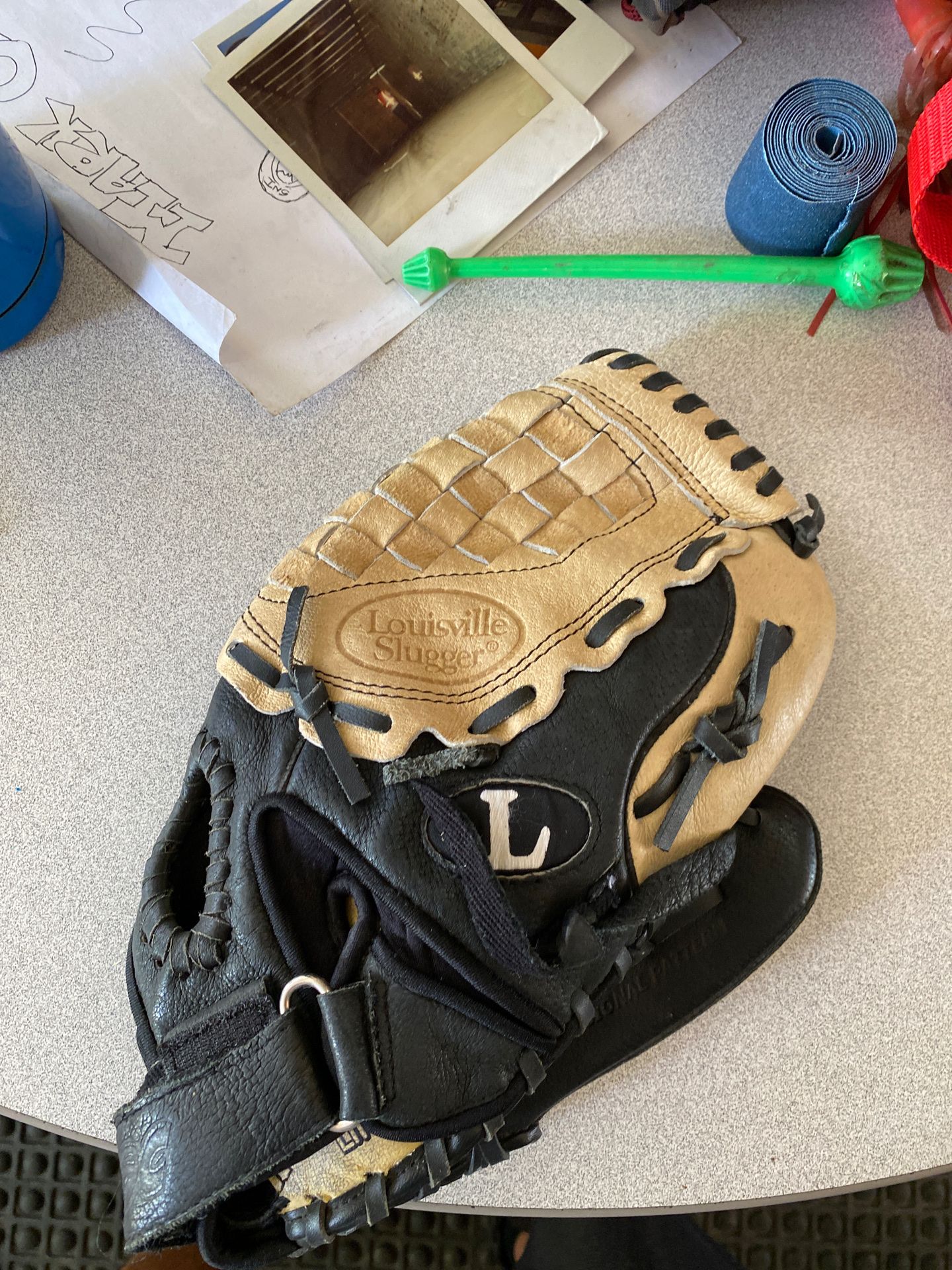 Louisville Slugger LS1102P Baseball Glove