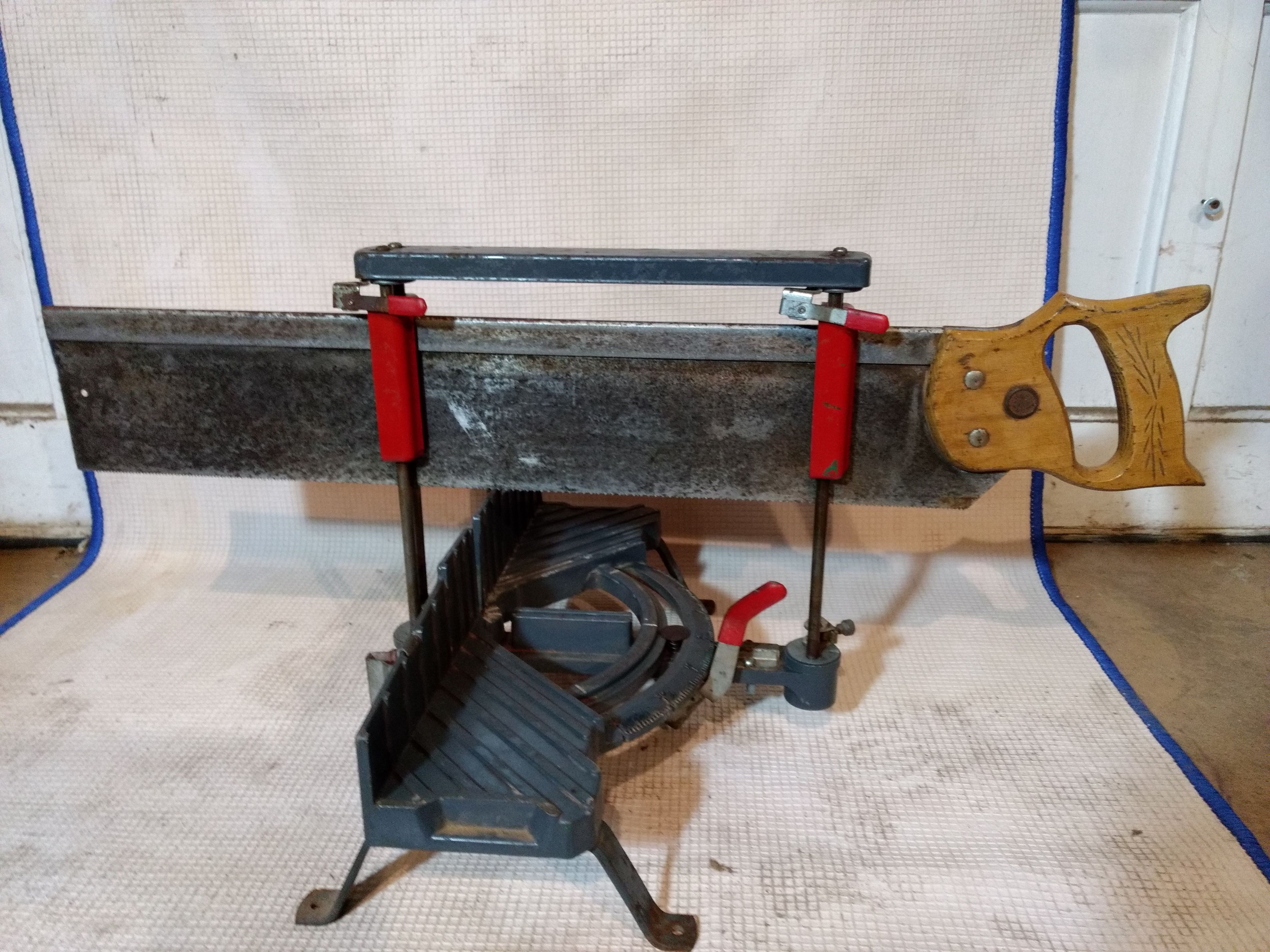 Miter box / with saw