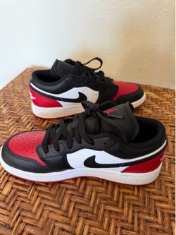 Nike Air Jordan 1 Low GS Bred Toe Black Red White 553560-161 Size 5Y Youth - Like New