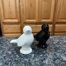 White Ceramic Black and White Birds Pair of Salt and Pepper Shakers.  Size approximately 3 inches tall.  Preowned.  Has been on display in a cabinet w