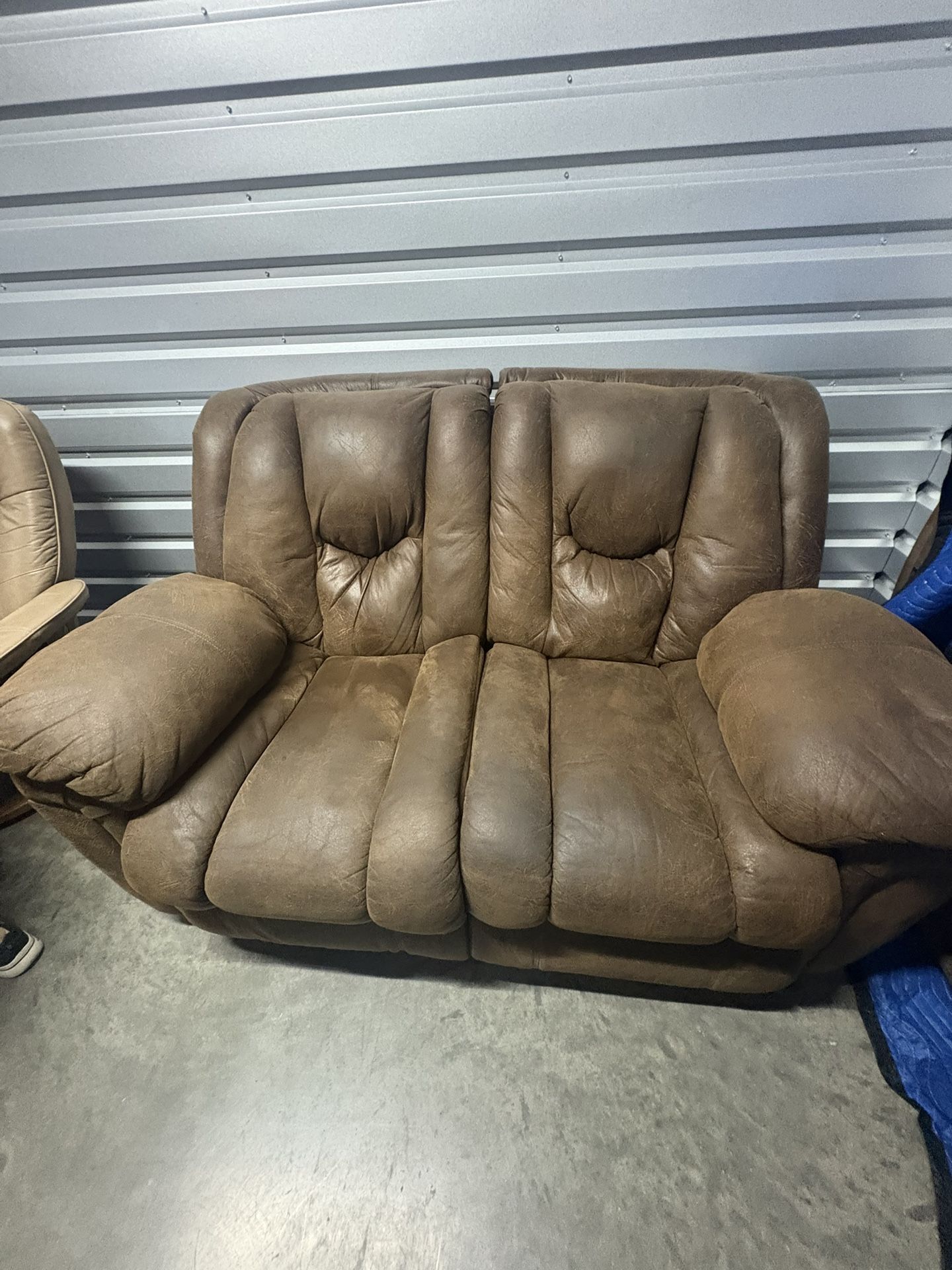 🛋️ Plush Comfort Meets Timeless Style – Brown Leather Reclining Loveseat