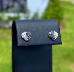 Jewelry 10k white gold stud white natural diamonds and black diamonds 0.80CTW heart earrings 1.50g