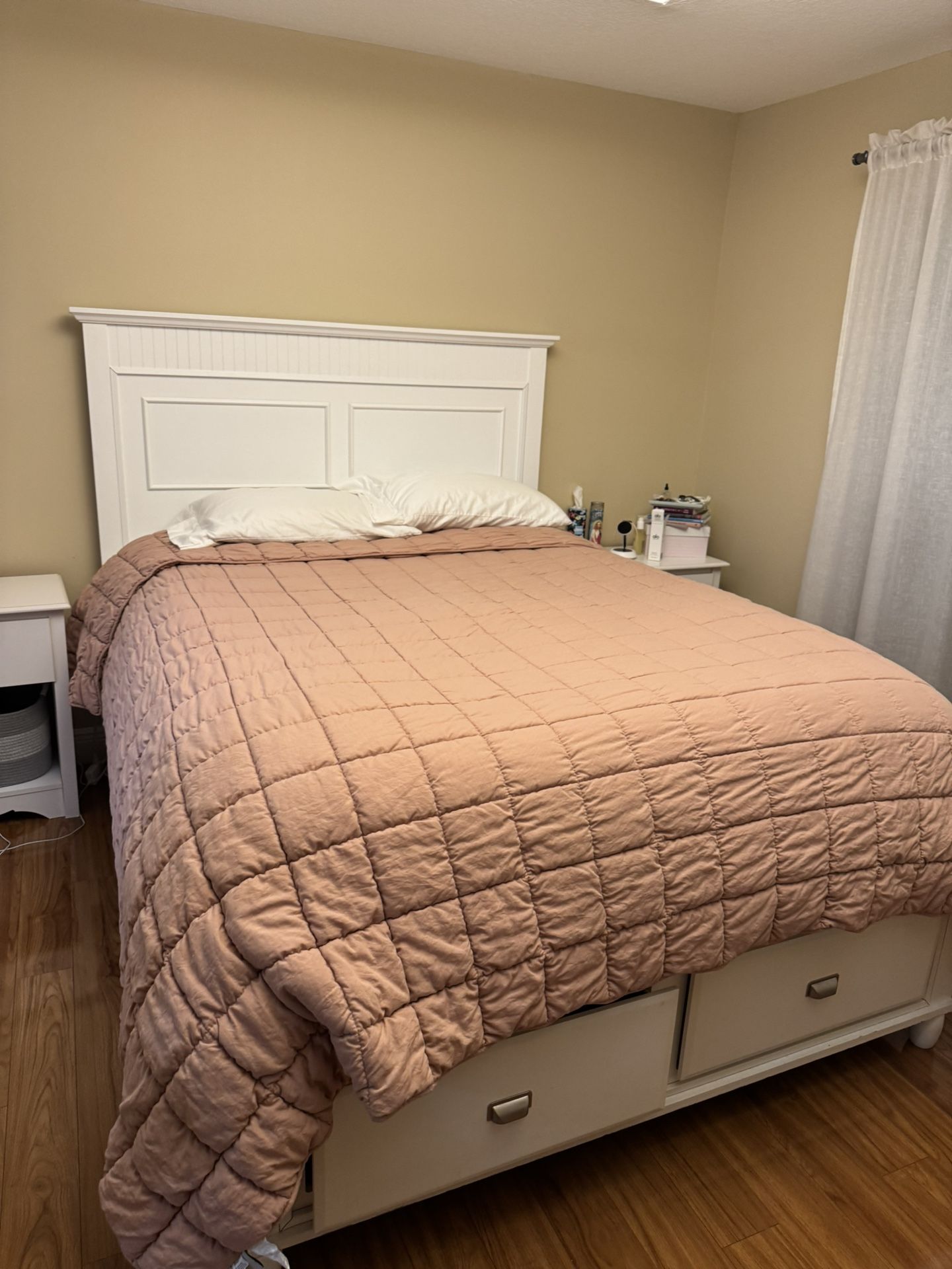 White wood Bed Frame - Size Queen