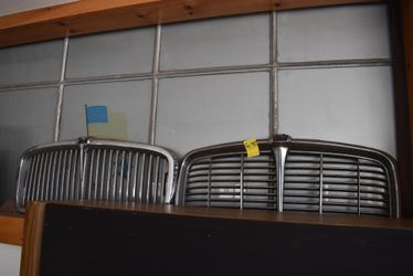 2 Jaguar Xj6 grills