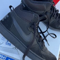 Black Nikes 6Y