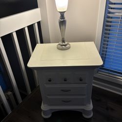 End Table/Nightstand With Lamp