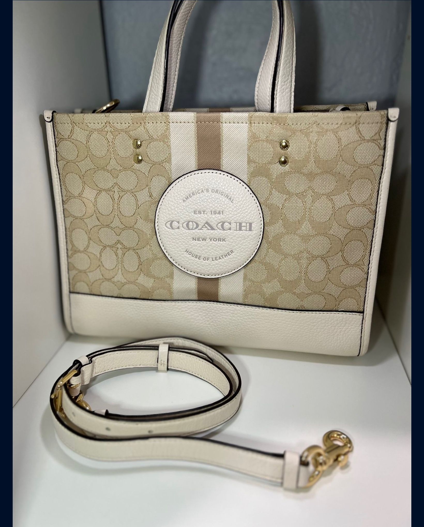 Authentic COACH medium size Tote bag. great condition