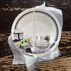 Silver Buffalo Star Wars: The Mandalorian Mando and Grogu 4 piece 8 inch Plate Set