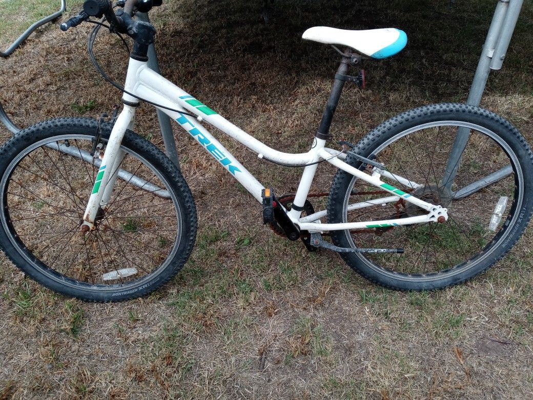 BIKE TREK BICYCLE. Gears.