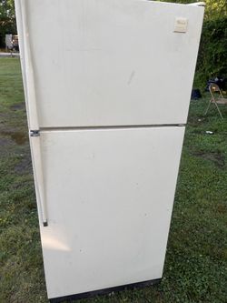 Whirlpool Refrigerator works good