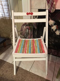 Adorable folding cottage chippy shabby chic chair solid wood excellent condition smoke free