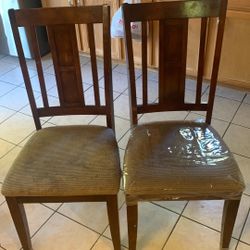 sillas para comedor tengo 6  (5$ cada una ) 20 por todas