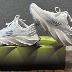 Skechers Aero Burst WHITE size 9