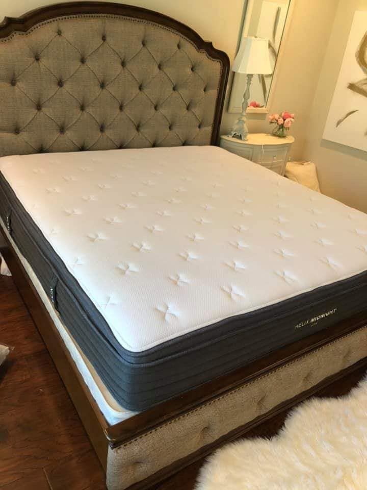 Helix Luxe Midnight King Mattress. Like New, Perfect Condition