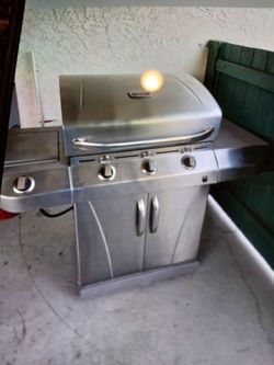 BBQ GIRL BY Charbroil 4burners heavy-duty commercial type stanlles burners in excellent condition very clean