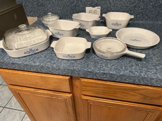 VINTAGE CORNING WARE BLUE CAULIFLOWER PATTERN 12 PCS INCLUDES SOME TOPS AS PICTURED INCLUDES CASSEROLE DISH RANGE/OVEN