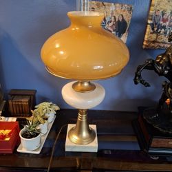 BEAUTIFUL Vintage  Unique Looking  Table Lamp WITH A  Rare  COLOR  GLASS GLOBE