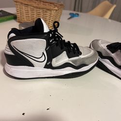 Kyries Infinity Basketball Shoe