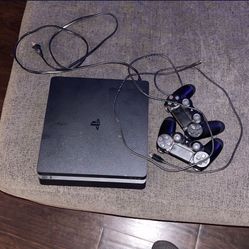 PS4 Slim 1TB 2 Controllers